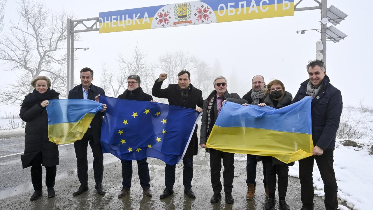 EU-parlamentets delegation vid infarten till Donetsk-regionen. 