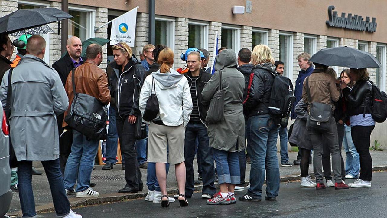 Svenskar köar utanför en förtidsröstningslokal. Arkivbild.