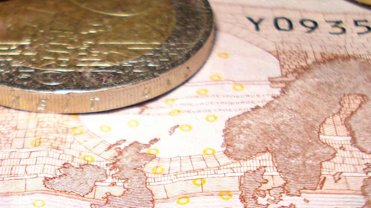 EU-positiva har en optimistiskare syn på eurons framtid än EU-kritiker.