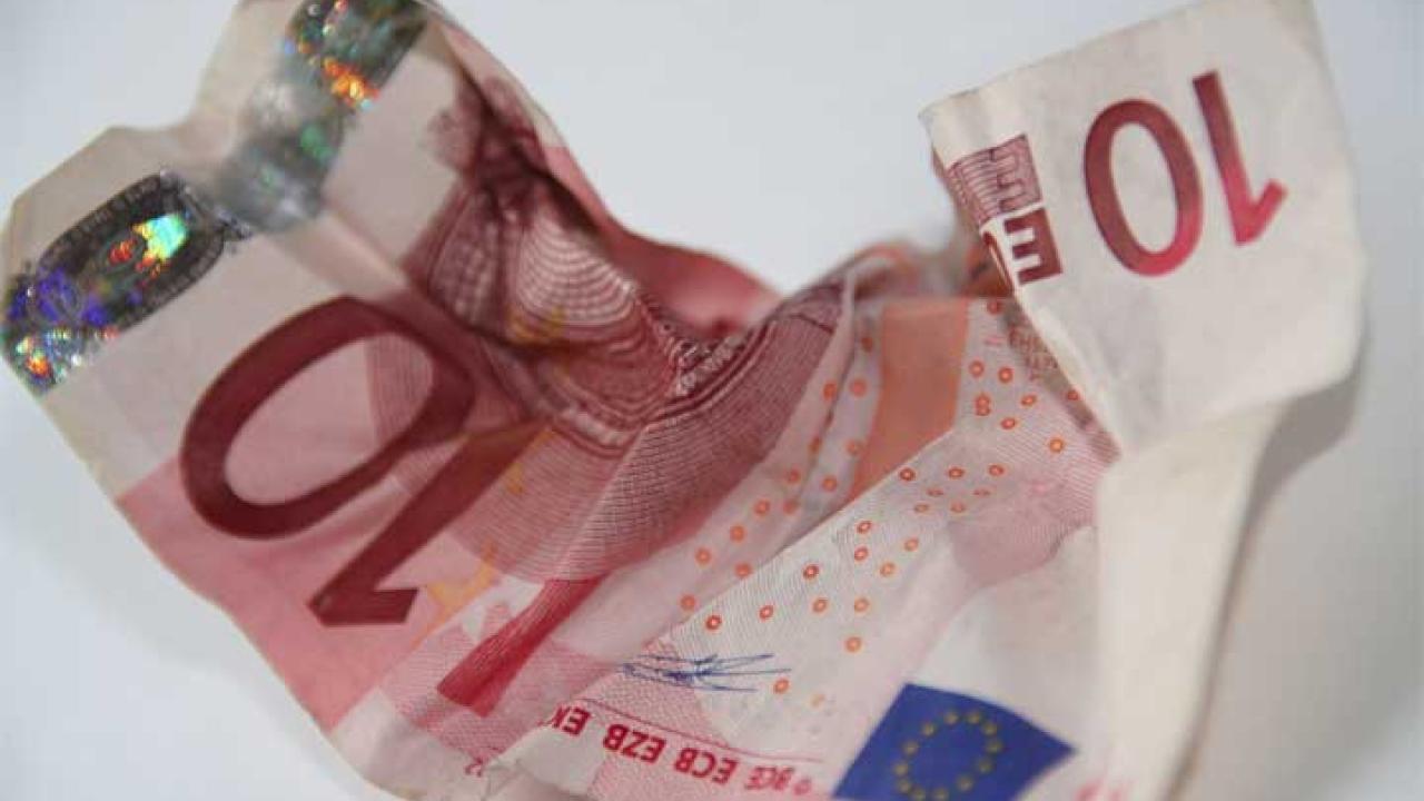 De ekonomiska vinsterna med euron är mycket beskedliga medan de ekonomiska riskerna är betydande, skriver Sjöstedt.