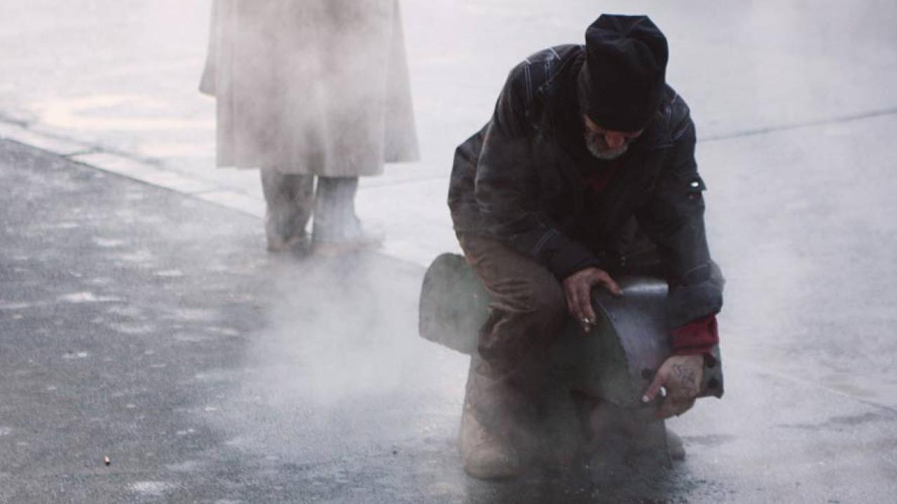 En man på gatan i Rumäniens huvudstad Bukarest. Arkivbild.