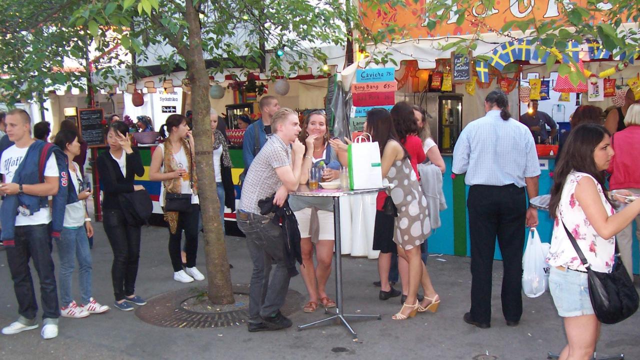 En av tre nyheter som svenska delar på Twitter inför valet är falska eller vilseledande, enligt en brittisk studie.