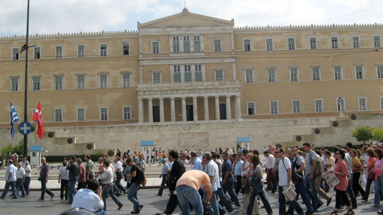 Krisen har naturligtvis många och komplexa orsaker men att inte alla länder drabbas på samma sätt och lika hårt beror på att det förts olika politik i EU:s medlemsstater. Det skriver de moderata EU-politikerna Gunnar Hökmark, Christofer Fjellner, Anna Maria Corazza Bildt och Anna Ibrisagic (M). Arkivbild: Greklands parlament. 