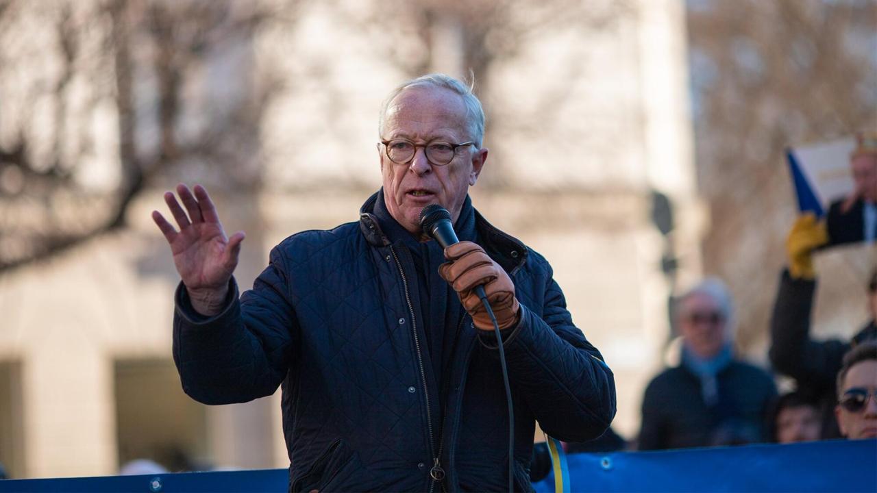 Gunnar Hökmark talar vid måndagsrörelsens möte till stöd för Ukraina på Norrmalmstorg i Stockholm den 28 februari i 2022.