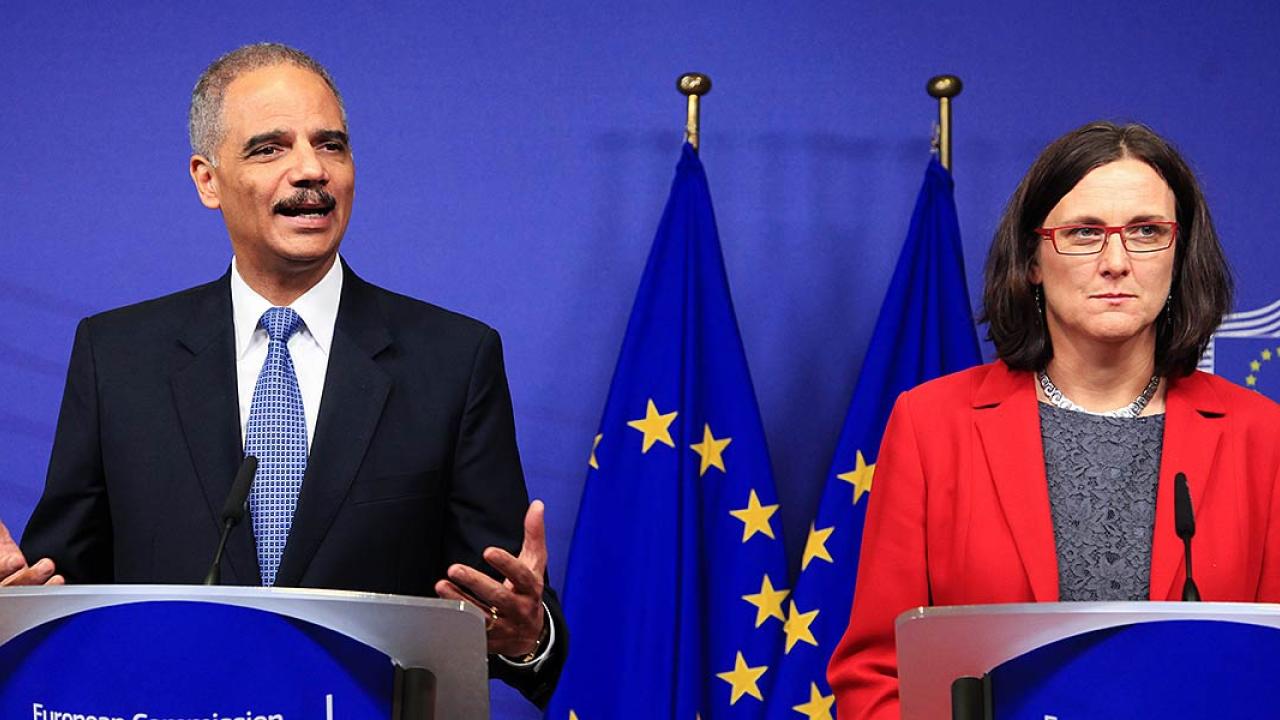 USA:s justitieminister Eric Holder och EU:s inrikeskommissionär Cecilia Malmström vid en tidigare träff i Bryssel. Arkivbild.