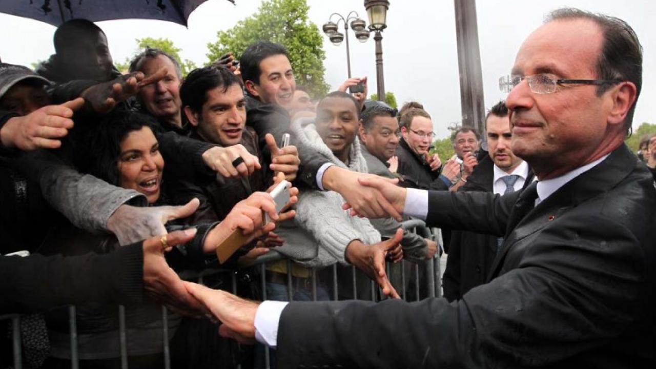 Francois Hollande i ett regnigt Paris.