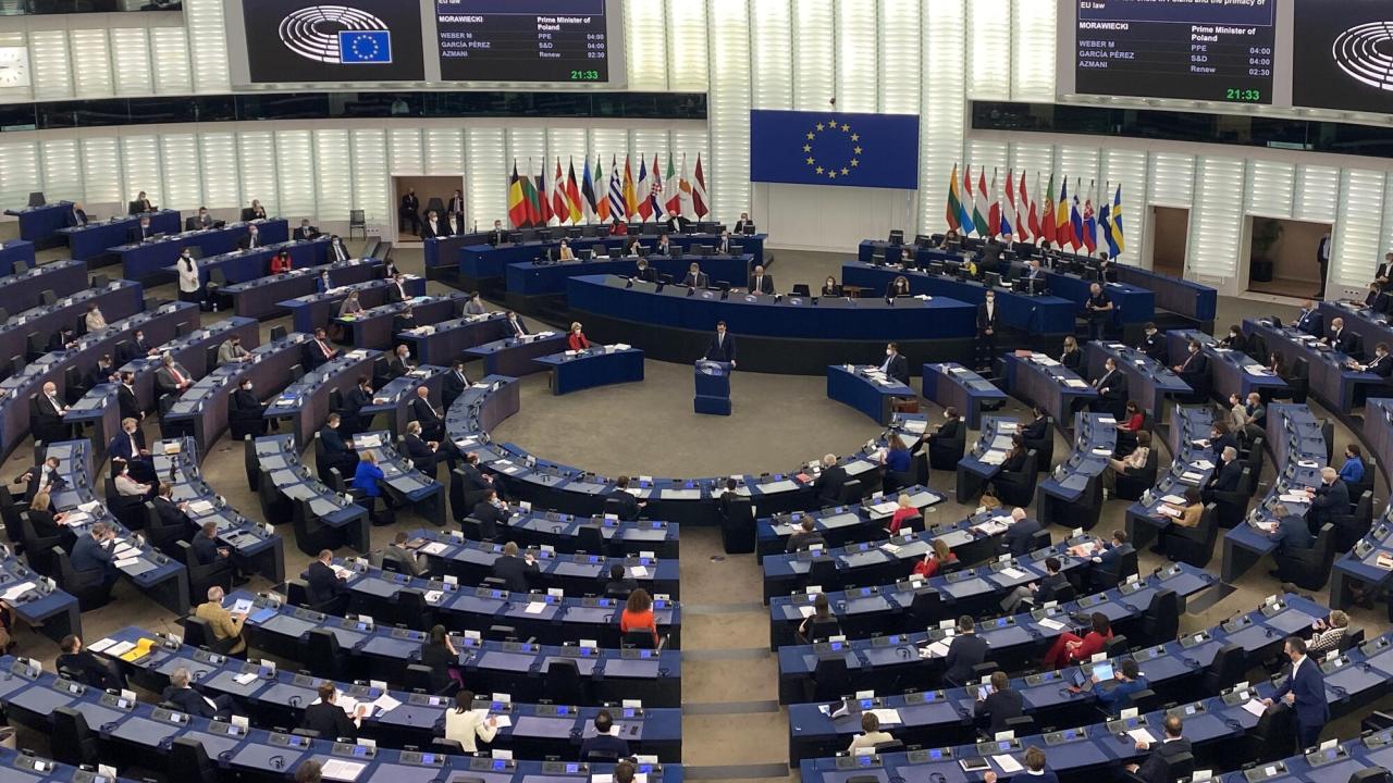 Polens premiärminister Mateusz Morawiecki i Europaparlamentet under tisdagens debatt den 19:e oktober. 