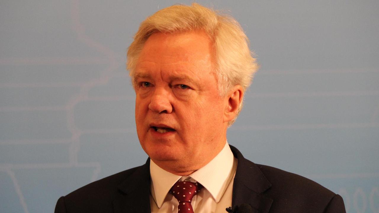 Storbritanniens brexitförhandlare David Davis anser att fler frågor måste upp på förhandlingsbordet samtidigt inte minst de framtida handelsrelationerna mellan EU och Storbritannien. Arkivbild.