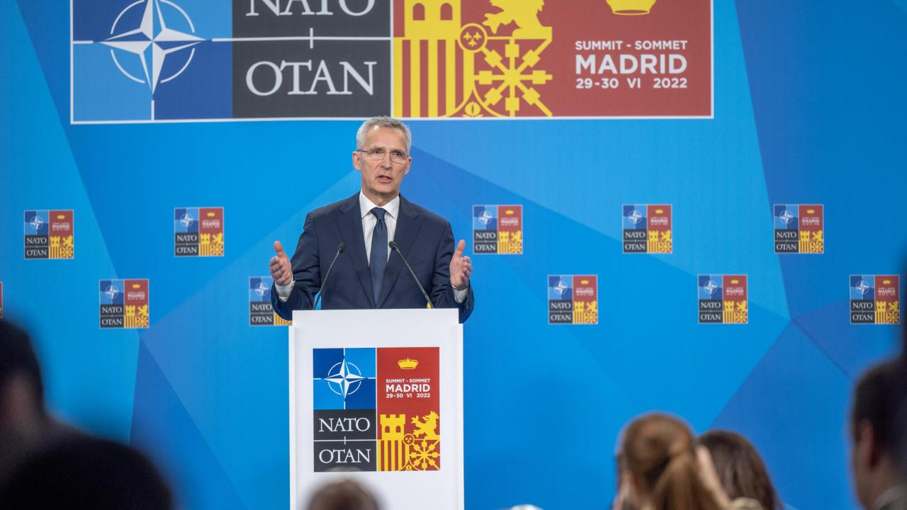 Natos generalsekreterare Jens Stoltenberg på presskonferensen efter toppmötes avslut på torsdagen. 