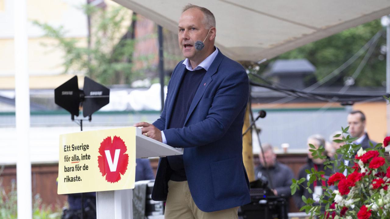 En kamp om storleken på EU-motståndet väntar Vänsterpartiets ledare Jonas Sjöstedt (V) i helgen