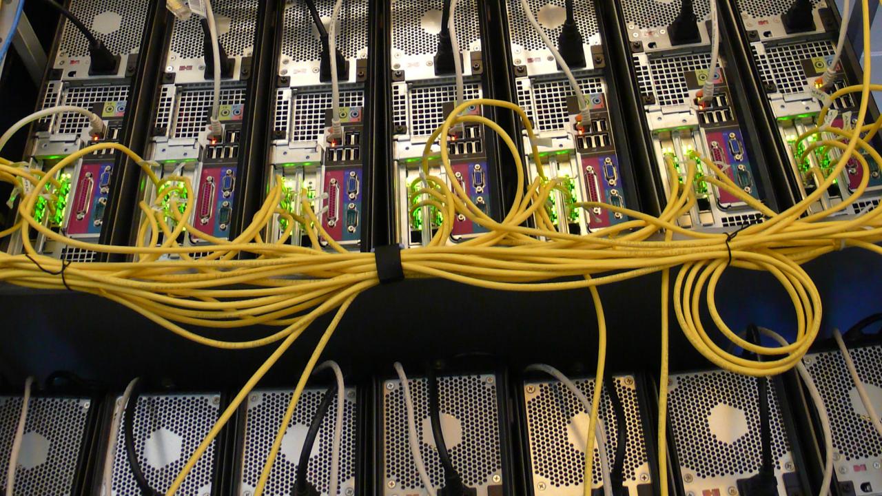 IT-säkerhet sköts bäst på nationell nivå menar riksdagens försvarsutskott.