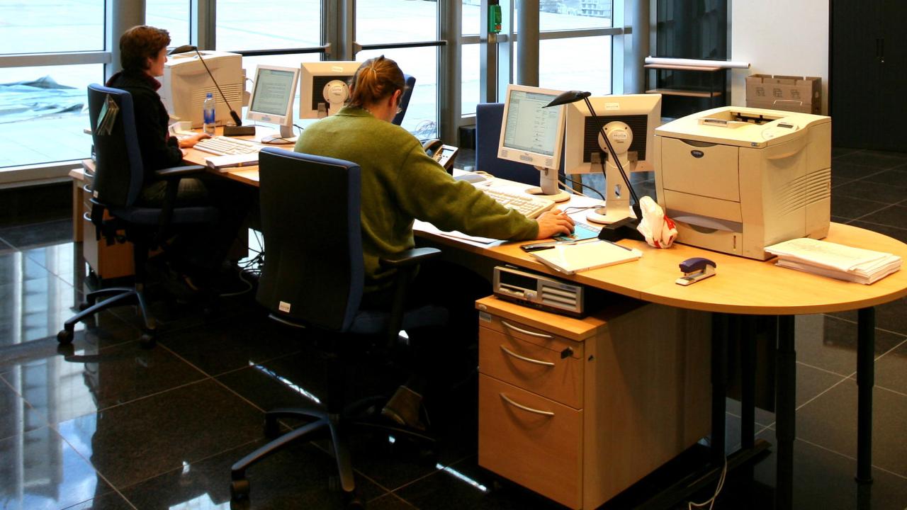 Arkivbild på kontor innefrån EU-parlamentet. Människorna på bilden har inget med artikeln att göra. 