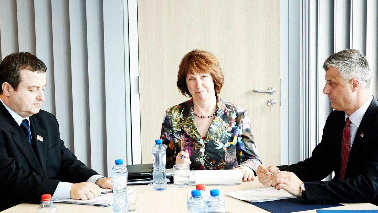 Serbiens premiärminister Ivica Dacic (tv) och Kosovos premiärminister Hashim Thaci (th) i dialog tillsammans med EU-kommissionens Catherine Ashton.