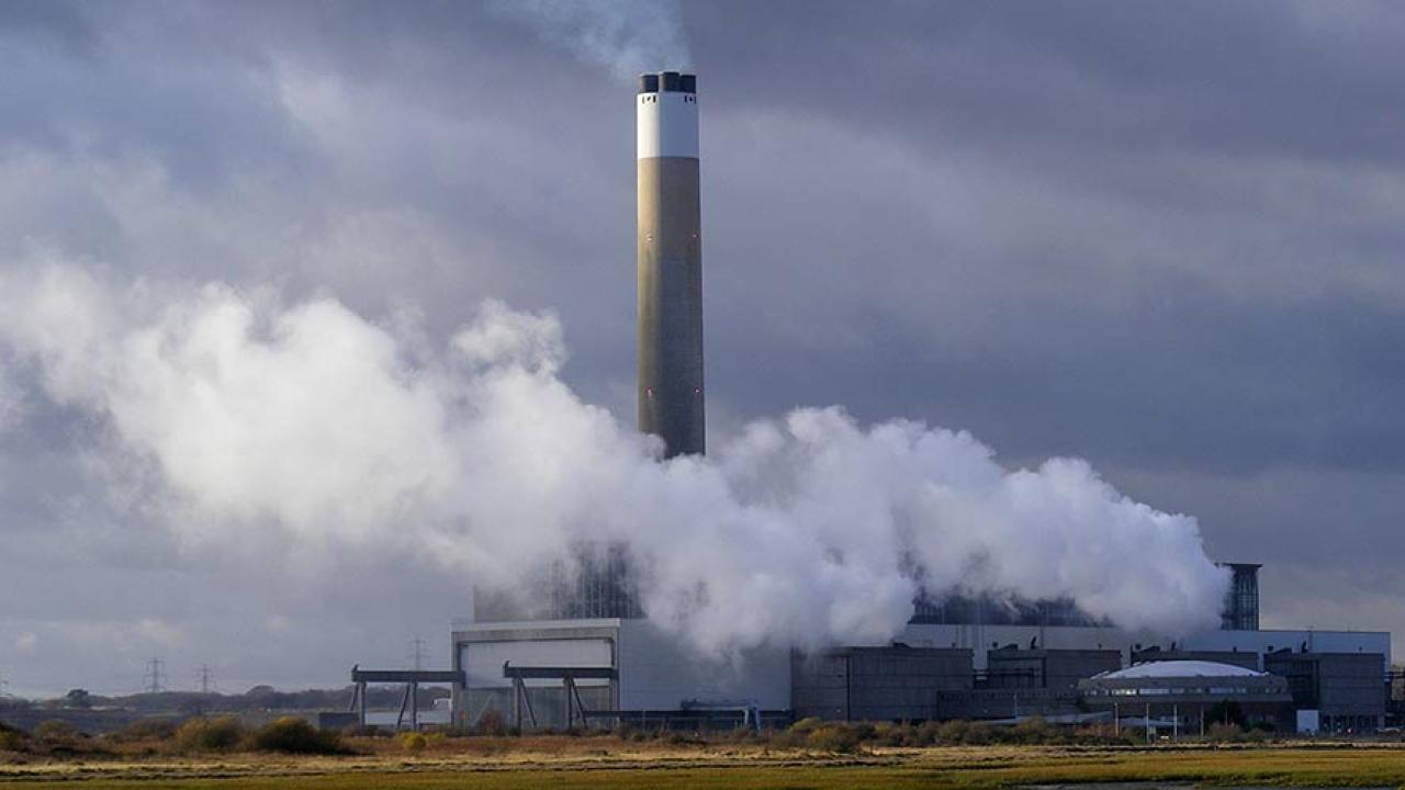 Fler oljedrivna kraftverk, likt detta i Storbritannien, kan komma att stängas ned till följd av EU:s nya miljömål. Arkivbil.