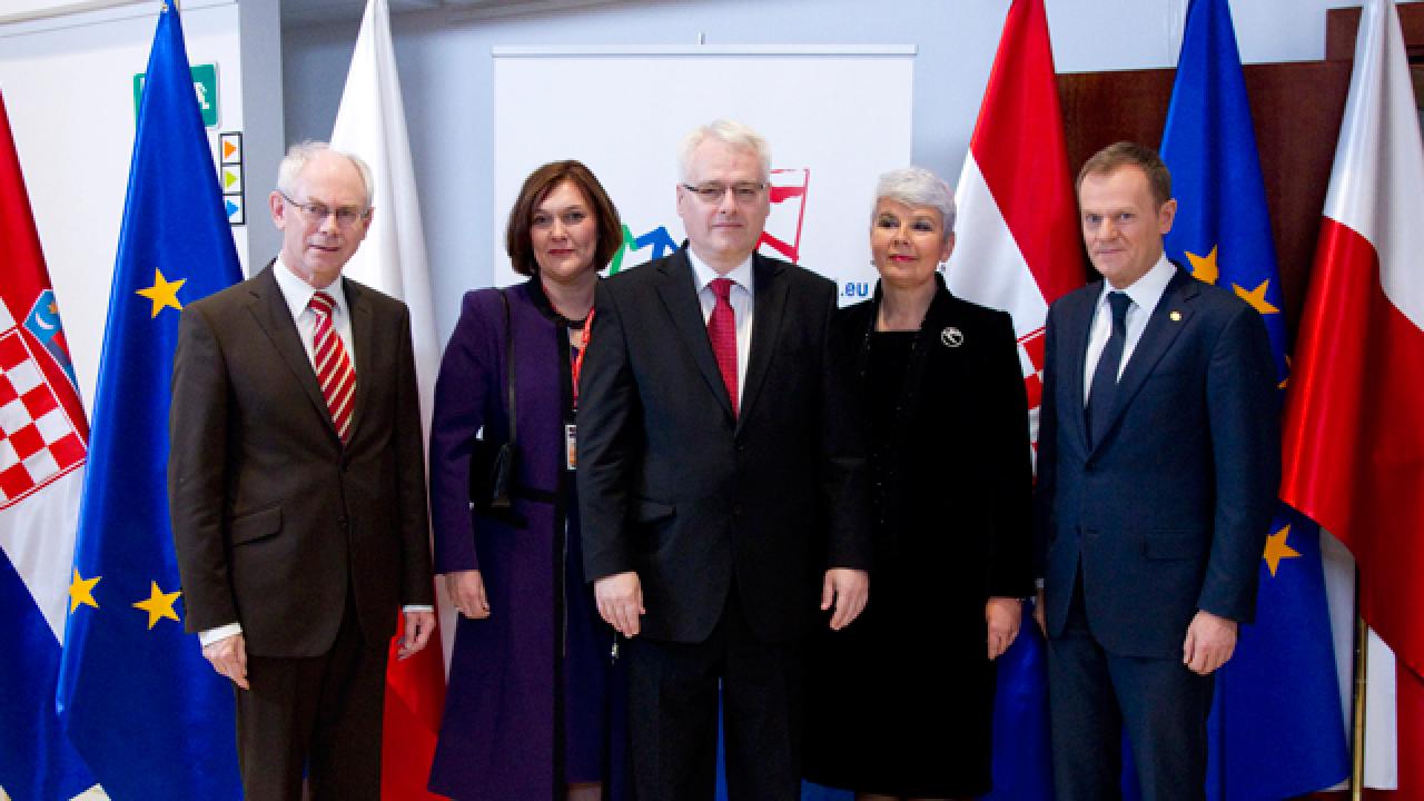 Med Ivo Josipović, Kroatiens president, i mitten på bilden, signerades i dag landets anslutningsfördrag i Bryssel.