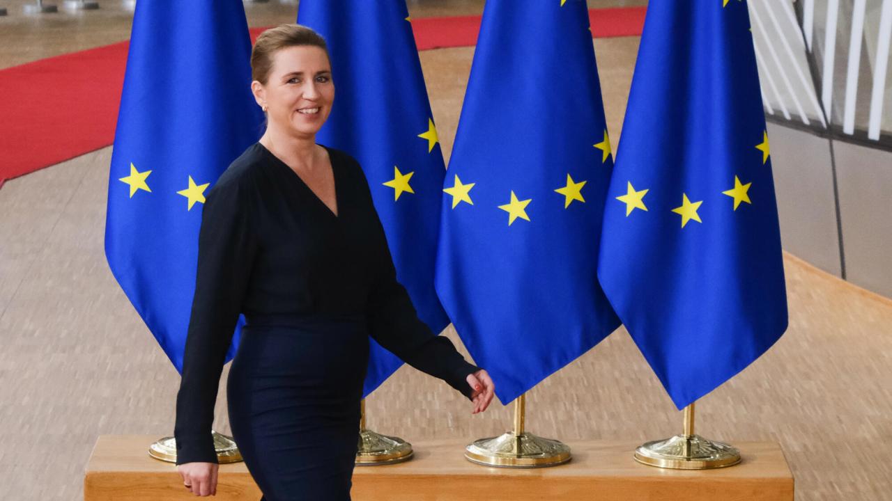 Socialdemokraten Mette Frederiksen ser ut att gå mot en ny regeringsperiod – och fler EU-toppmöten – efter att det röda blocket säkrade sin majoritet i det danska folketinget i tisdagens val. Avgörande för utgången var rösterna från Grönland. Bild från EU-toppmötet i Bryssel 21 oktober 2022.