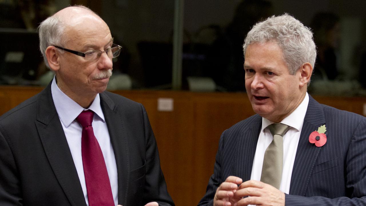 EU:s budgetkommissionär Janusz Lewandowski och Cyperns ställföreträdande EU-minister Andreas Mavroyiannis samtalar. 