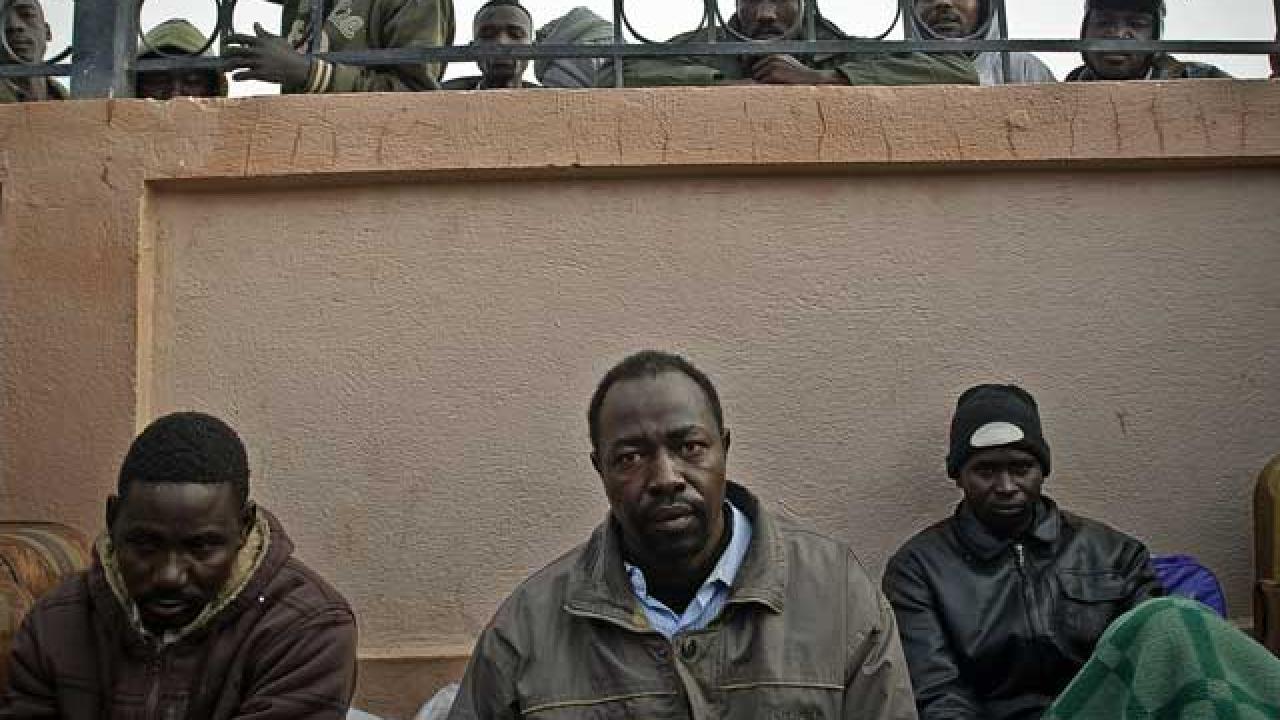 "Vi var rädda att gå ut. De gillar inte svarta", säger Abdala från Sudan (i mitten) som lyckats fly till Egyptens gräns.