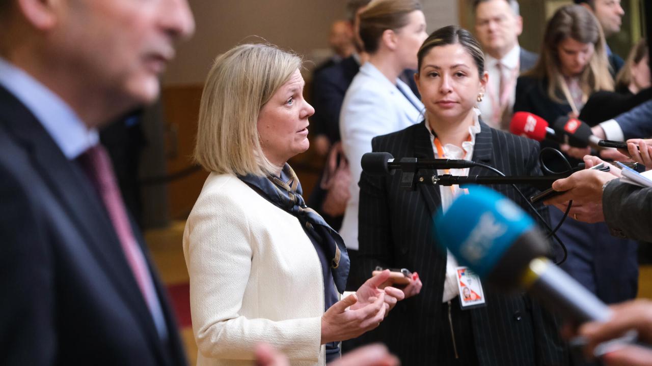 Statsminister Magdalena Andersson på väg ut från toppmötet i Bryssel 25 mars 2022. 