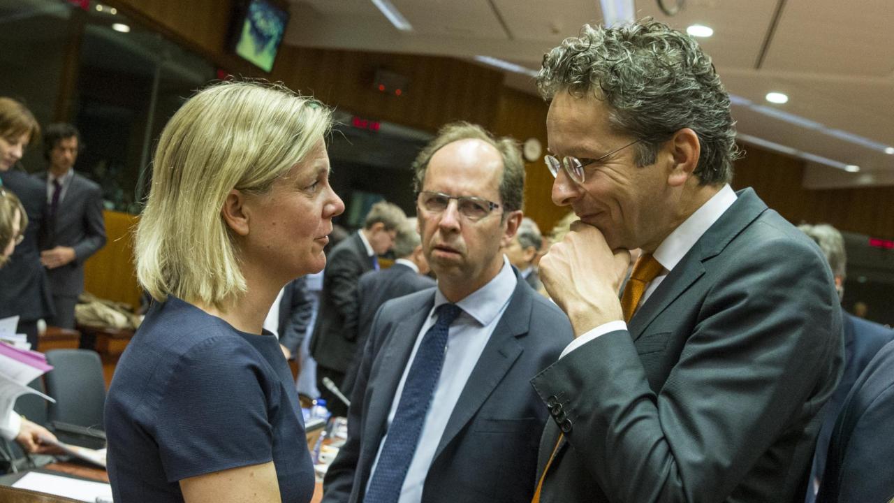  Finansminister Magdalena Andersson (S) pekar ut tre frågor på finansministrarnas bord som viktigast för Sverige. Här i samtal med socialdemokraten den nederländske finansministern och ordförande för euroländernas finansministrar Jeroen Dijsselbloem.  Arkivbild.