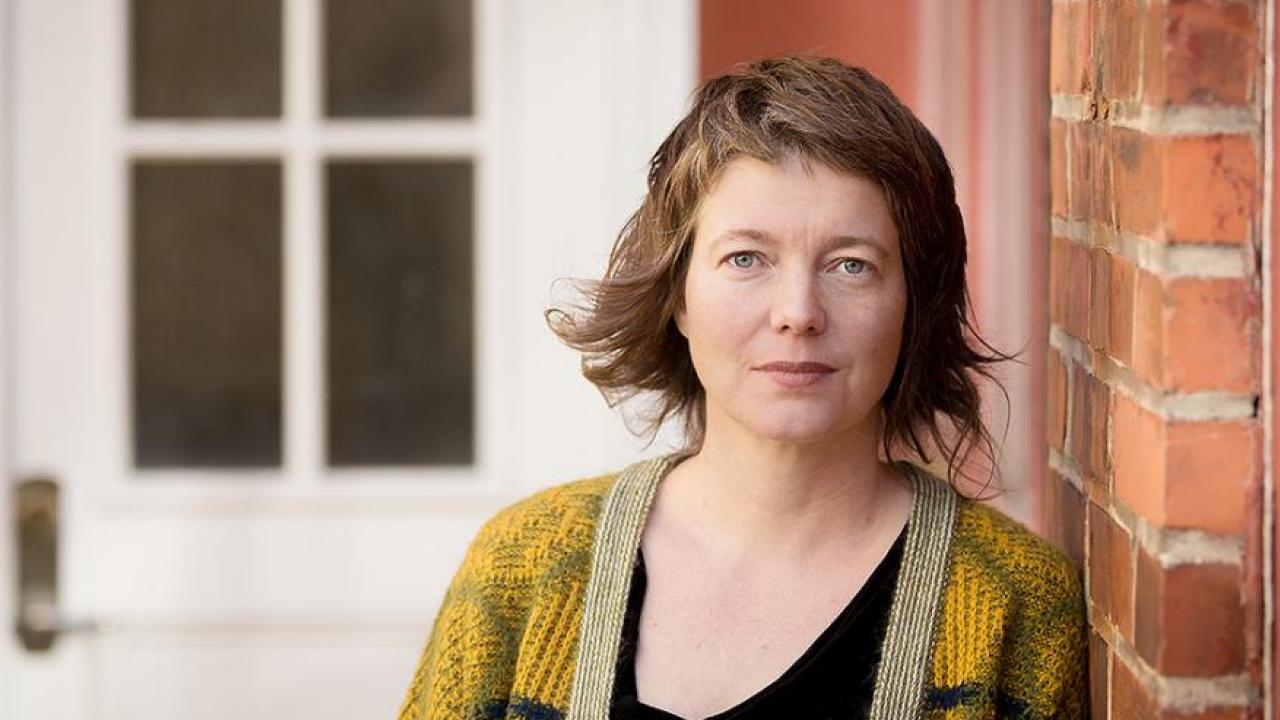 Europaparlamentariker Malin Björk (V) är oroad över vart EU:s flyktingpolitik är på väg och vill ha besked från regeringen. 