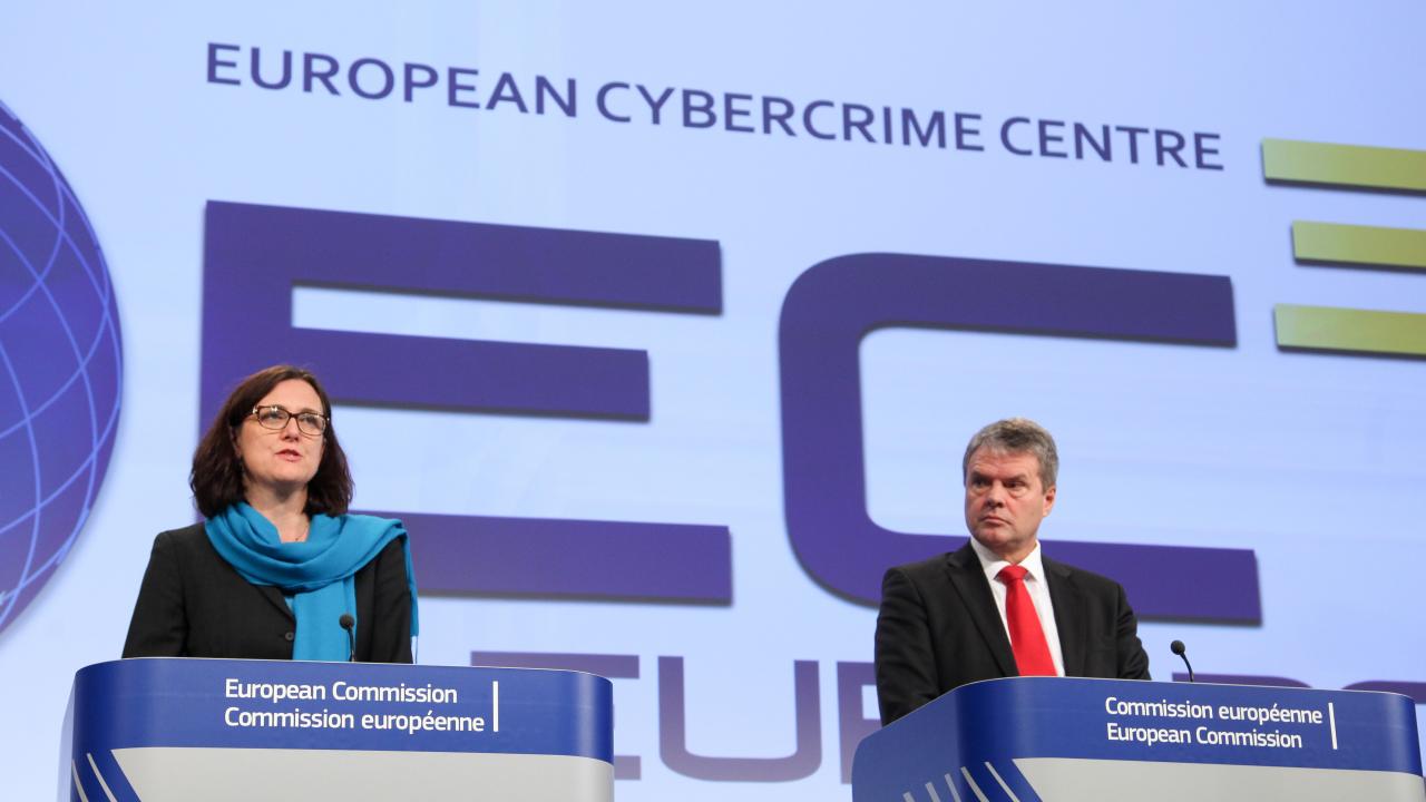Cecilia Malmström, EU-kommissionär, och Troels Oerting, chef för EU:s nya internetbrottscenter.
