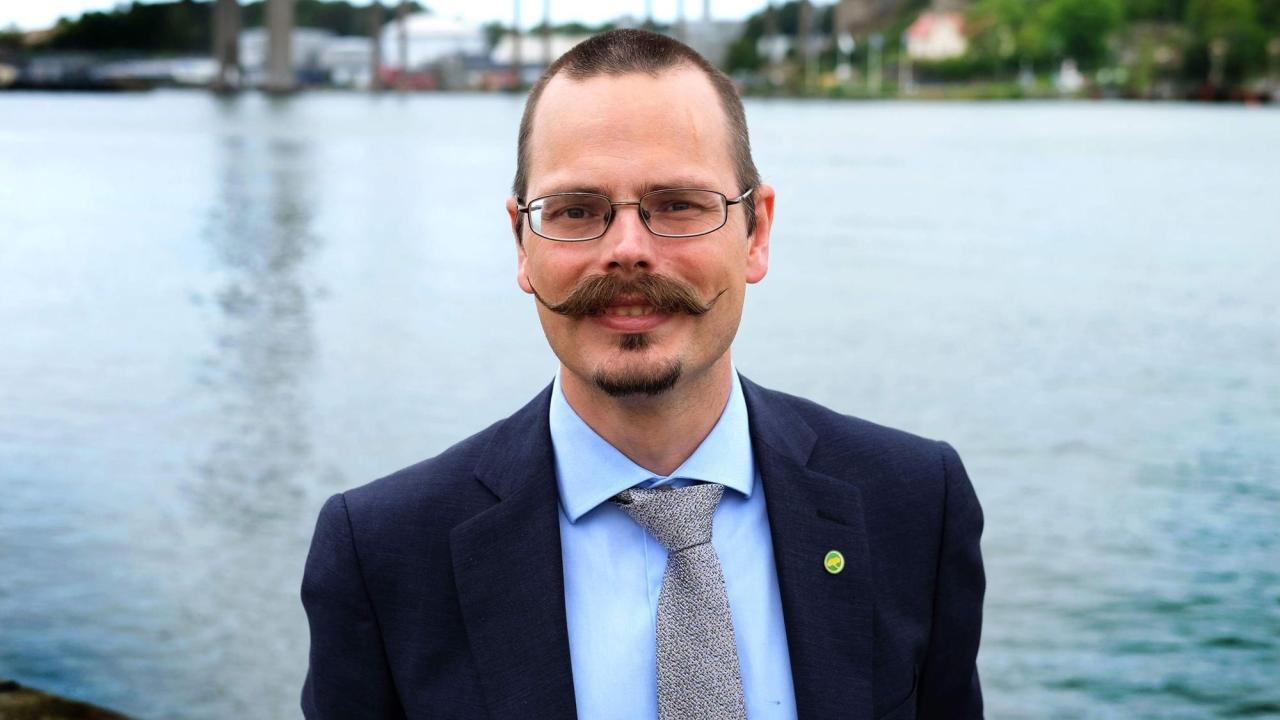 Europaparlamentariker Max Andersson (MP) menar att det bästa för Sverige när det gäller bankunionen är att stå utanför.