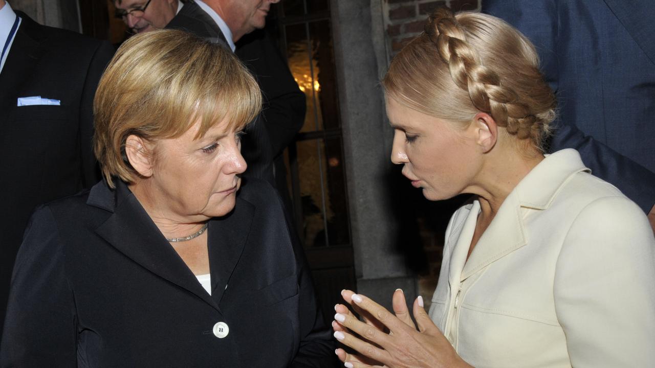 Tysklands förbundskansler Angela Merkel i samtal med Julia Tymosjenko. Arkivbild.
