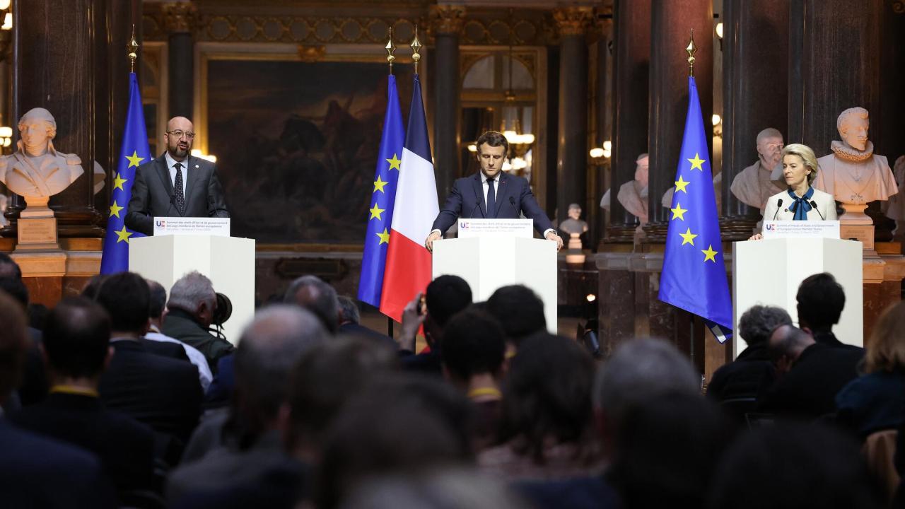 Europeiska rådets ordförande Charles Michel, Frankrikes president Emmanuel Macron och EU-kommissionens ordförande Urusla von der Leyen håller presskonferens i Versailles efter EU-toppmötet 10-11 mars 2022.