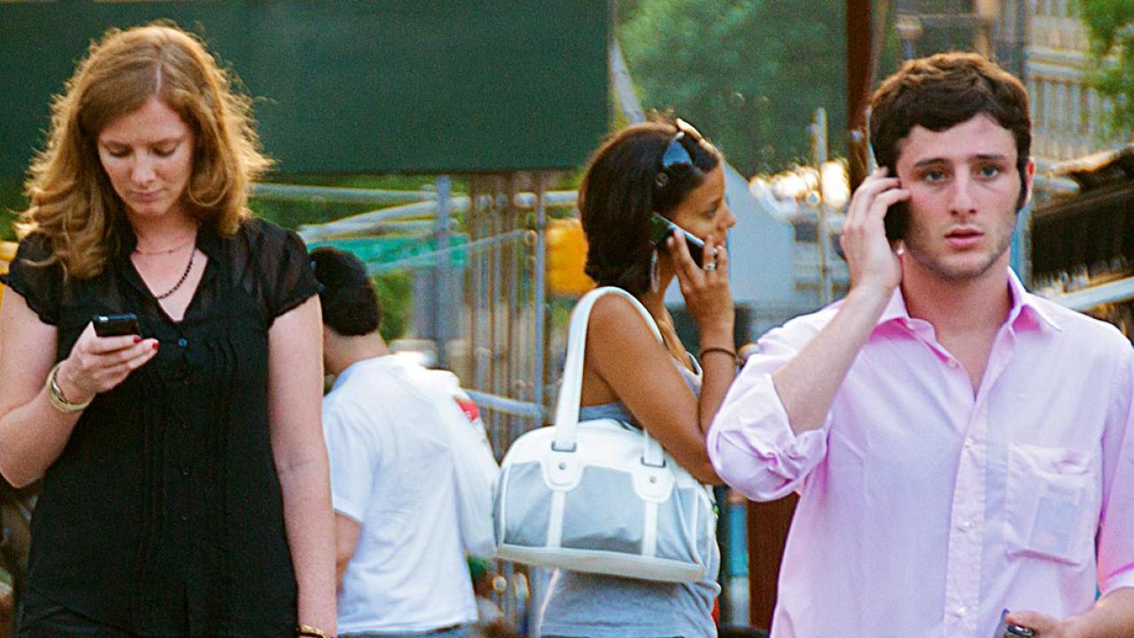 2015 vill EU-parlamentet inte att extraavgifter på mobilanvändande i andra medlemsländer ska finnas kvar. Arkivbild.