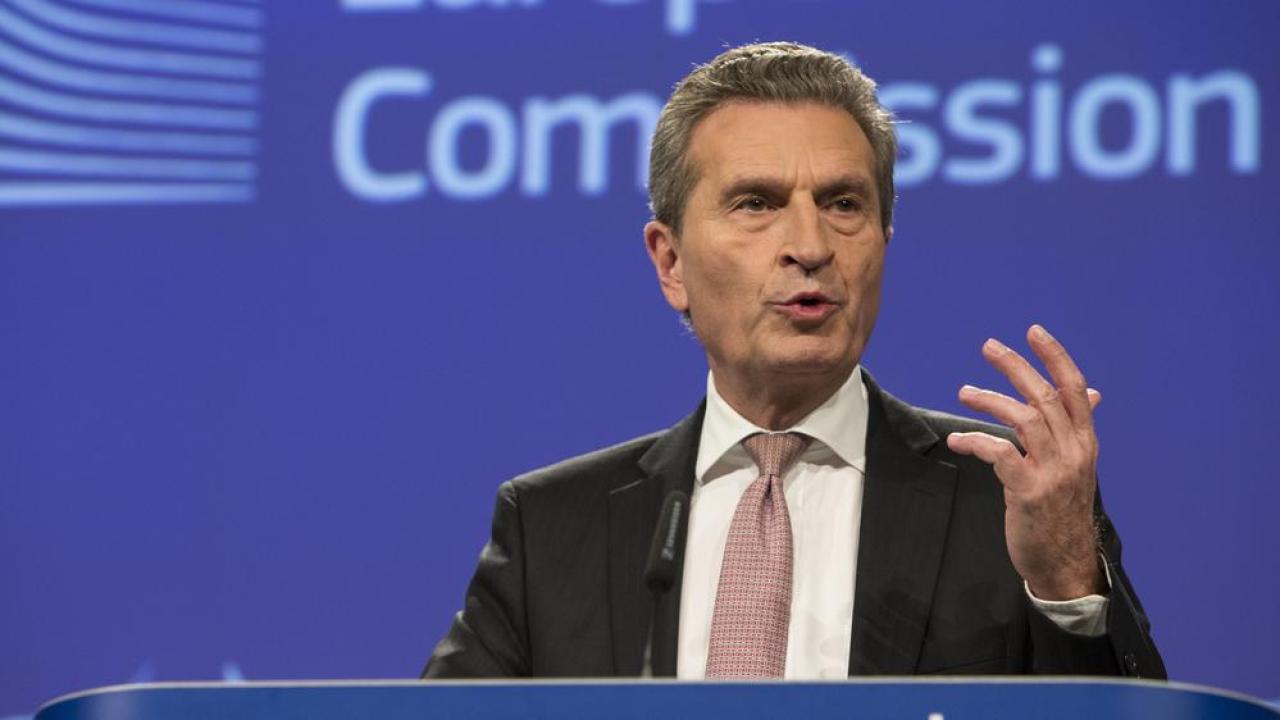 EU:s budgetkommissionär Günther Oettinger vill att medlemsländerna betalar uppåt 150 miljarder kronor mer per år. 
