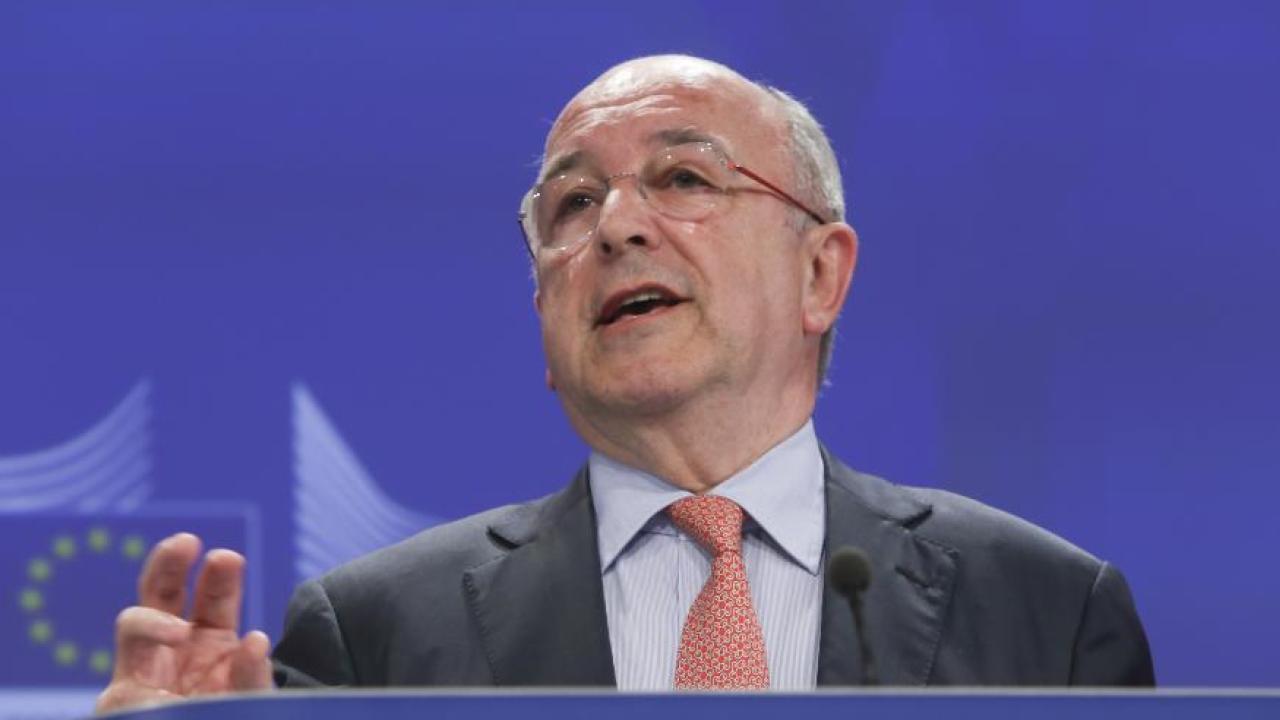 EU:s konkurrenskommissionär Joaquín Almunia ska utreda misstänkt skatteflykt.