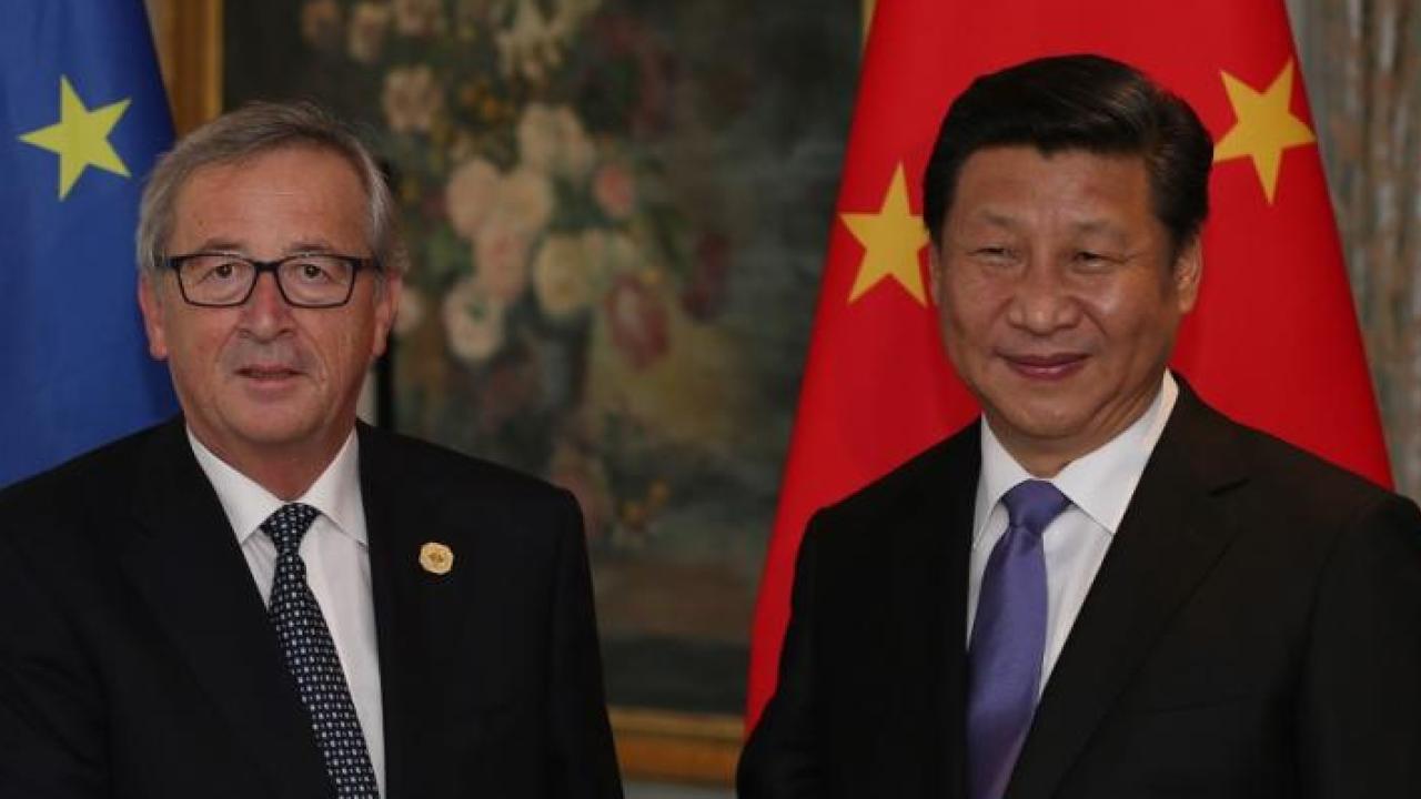 EU-kommissionens ordförande Jean-Claude Juncker skakar hand med Kinas president Xi Jinping. Arkivbild.