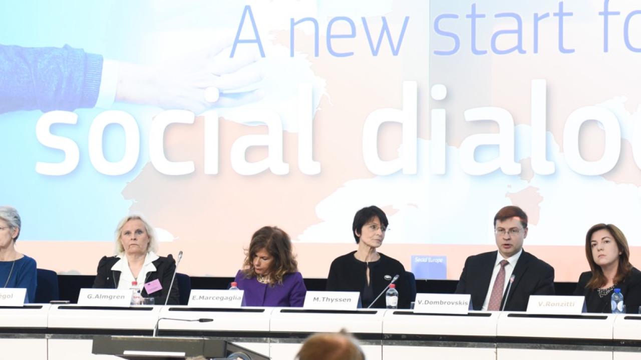 Bernadette Ségol (Europafacket), Gunilla Almgren (UEAPME), Emma Marcegaglia (BusinessEurope), Marianne Thyssen (sysselsättningskommissionär) Valdis Dombrovskis (vice ordfförande i kommissionen) och Valeria Ronzitti (CEEP).