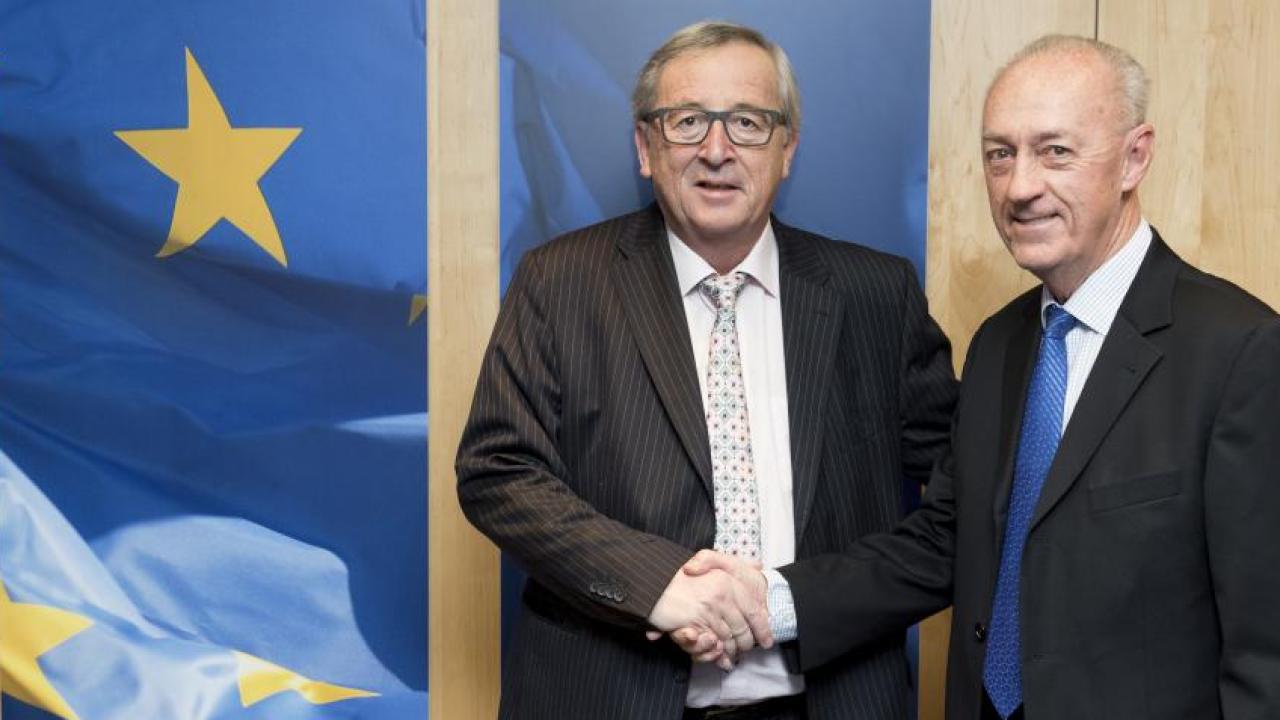 EU-kommissionens ordförande Jean-Claude Juncker välkomnar Allan Larsson. 
