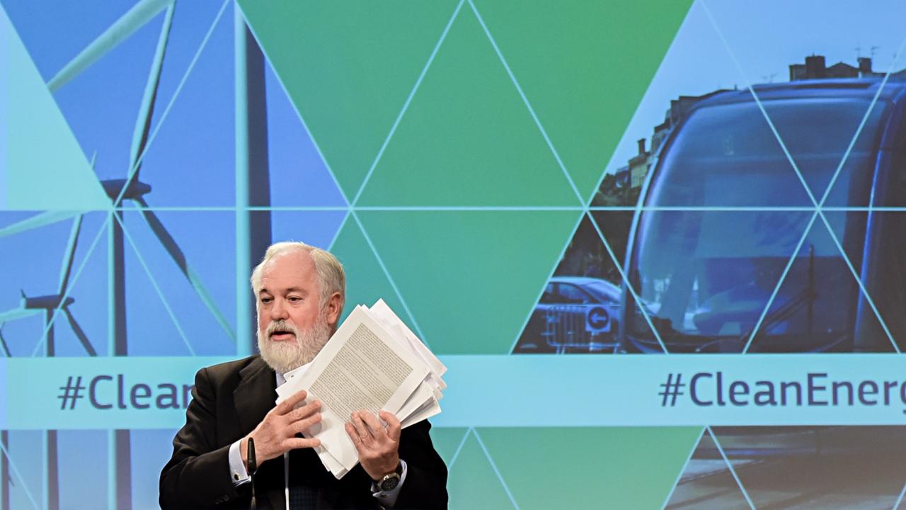 EU:s klimatkommissionär Miguel Arias Cañete håller upp paketet på tusen sidor. 