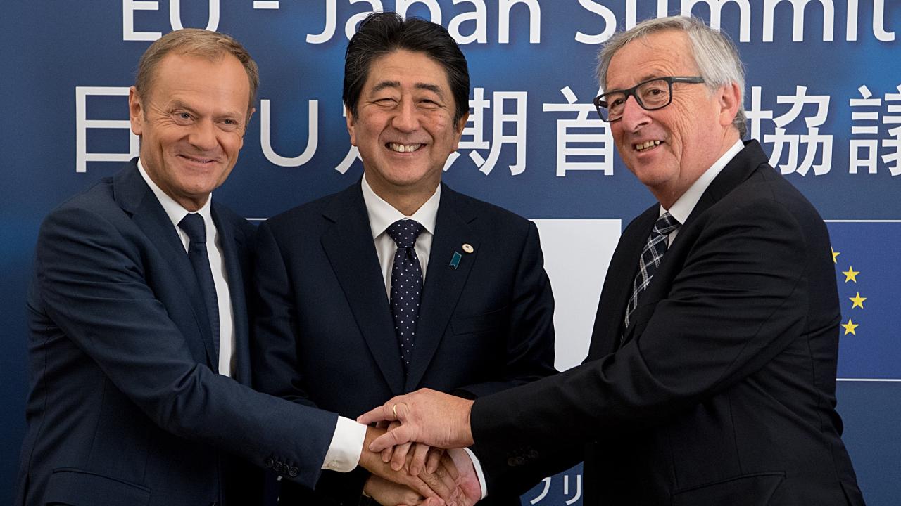 Europeiska rådets ordförande Donald Tusk, Japans premiärminister Shinzō Abe och EU-kommissionens ordförande Jean-Claude Juncker vid torsdagens toppmöte i Bryssel.