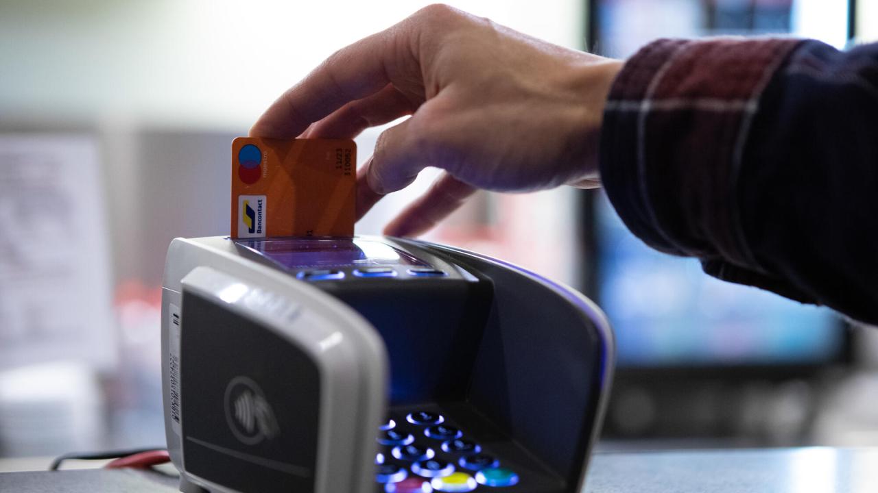 En av tre företag som erbjuder betaltjänster har inte direktöverföringar i euro som alternativ i dag. Arkivbild.