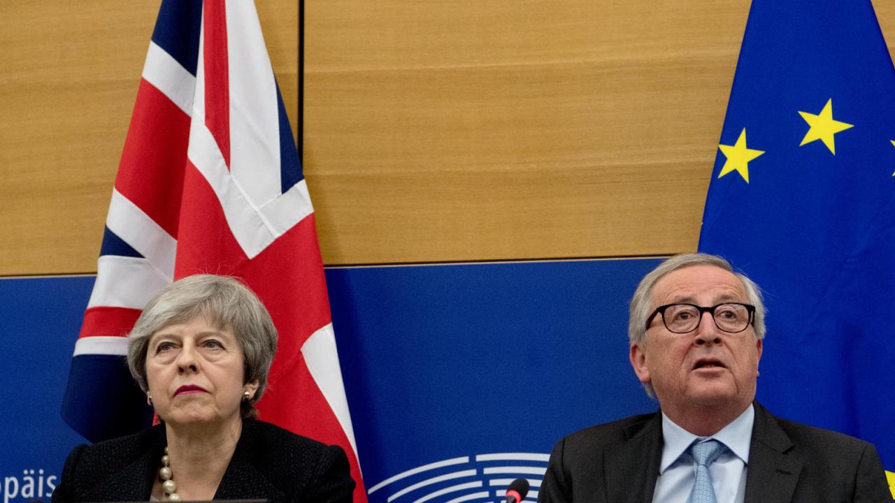 Den brittiska premiärministern Theresa May och EU-kommissionens ordförande Jean-Claude Juncker efter måndagens uppgörelse.