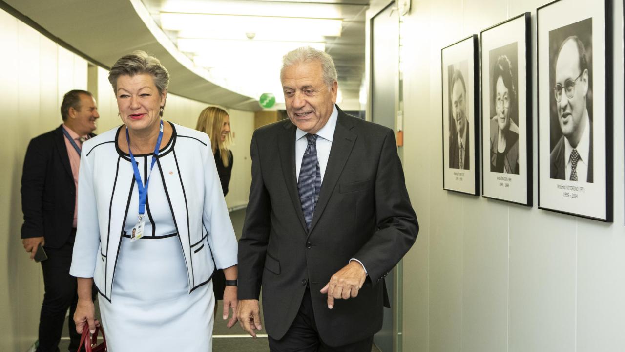 Ylva Johanssons företrädare, migrations- och inrikeskommissionär Dimitris Avramopoulos, bistår i överlämningen av posten. Arkivbild.