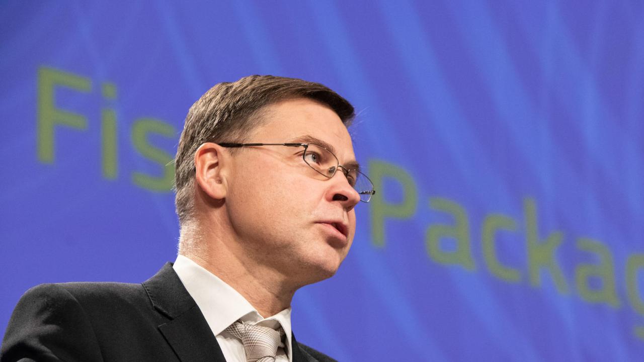 EU:s eurokommissionär Valdis Dombrovskis under onsdagens presentation. 