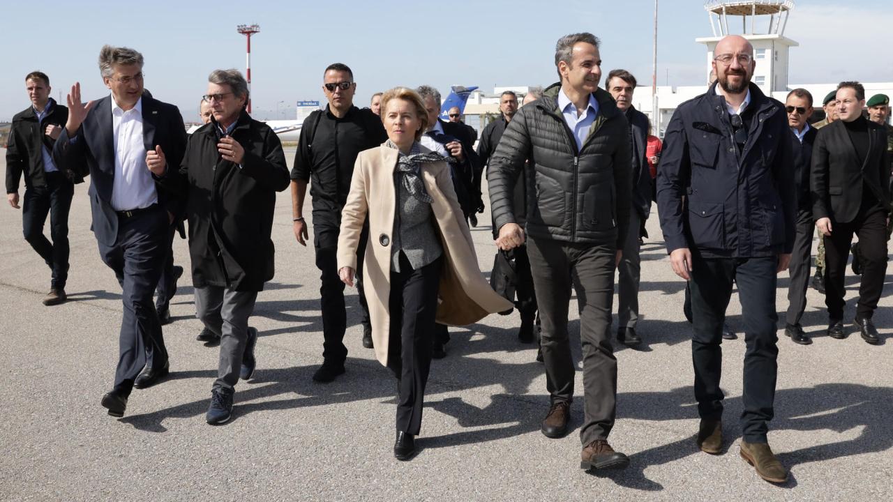 Från vänster: Kroatiens premiärminister Andrej Plenković, EU-parlamentets talman David Sassoli, EU-kommissionens ordförande Ursula von der Leyen, Greklands premiärminister Kyriakos Mitsotakis och Europeiska rådets ordförande Charles Michel på besök vid den grekisk-turkiska gränsen.