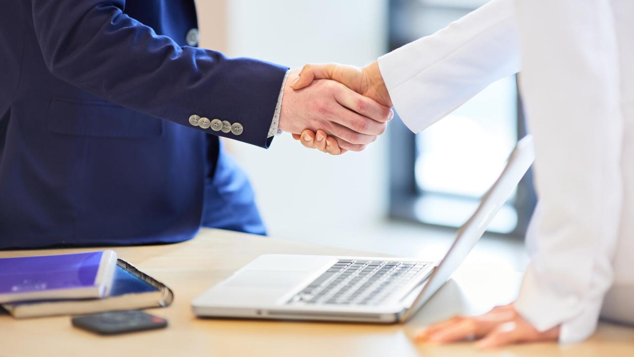 Kraven för att kvalificera för ett blåkort sänks i den nya uppgörelsen. 