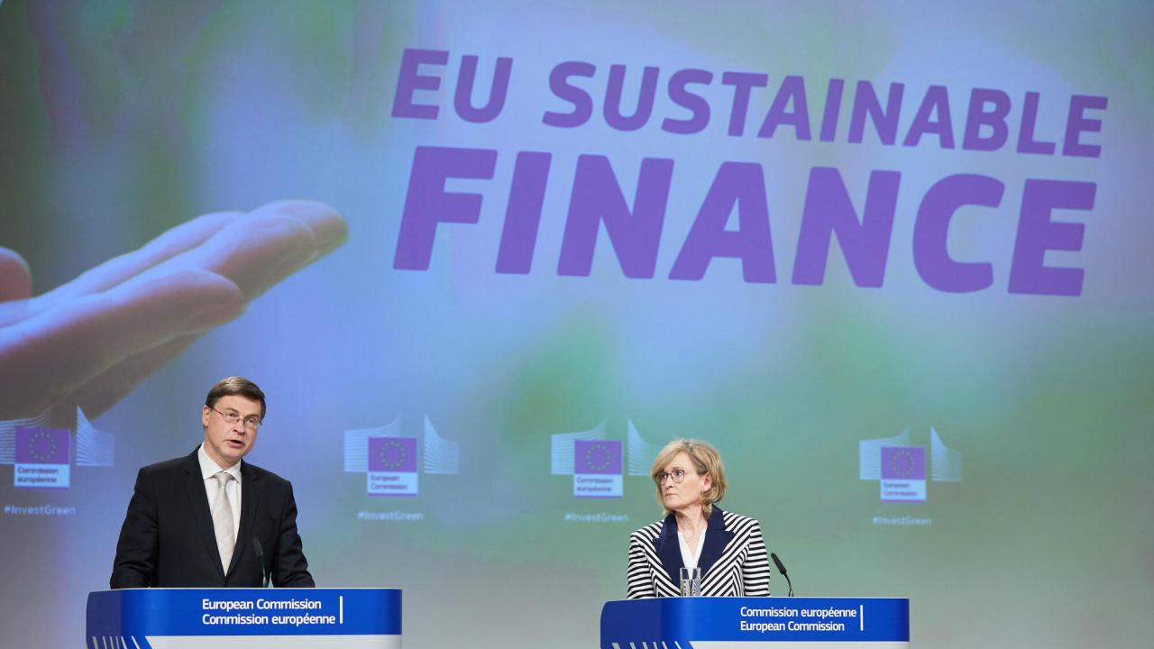 EU-kommissionärerna Valdis Dombrovskis och Mairead McGuinness presenterade EU:s taxonomi på onsdagen.