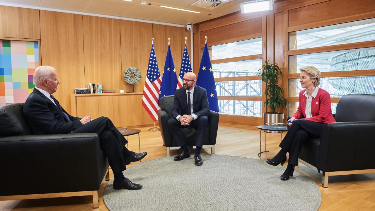 USA:s president Joe Biden, Europeiska rådets ordförande Charles Michel och EU-kommissionens ordförande Ursula von der Leyen under tisdagens toppmöte i Bryssel.