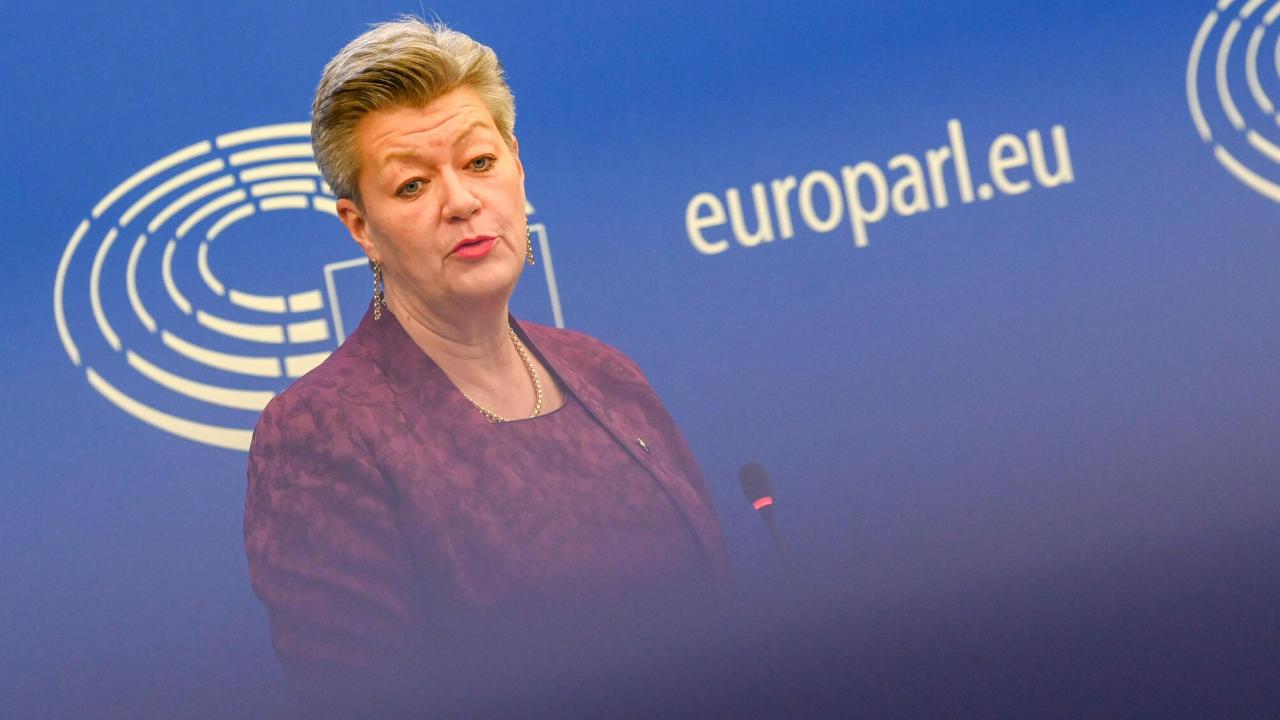 –  Gängen är allt skickligare på att distribuera förbjudna droger men också på att producera ännu inte kategoriserade ämnen som utgör allvarliga risker, sade ansvarig kommissionär Ylva Johansson på onsdagen.  