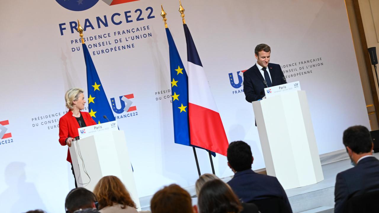 EU-kommissionsordförande Ursula von der Leyen i Paris tillsammans med franske presidenten Emmanuel Macron i Elyséepalatset på fredagen. 