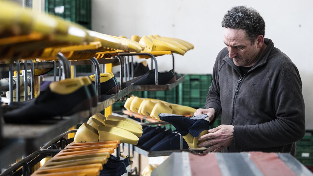 EU-kommissionen uppmanar till större återvinning av textilier. I dag återvinns endast en procent till nya textilier. Arkivbild.