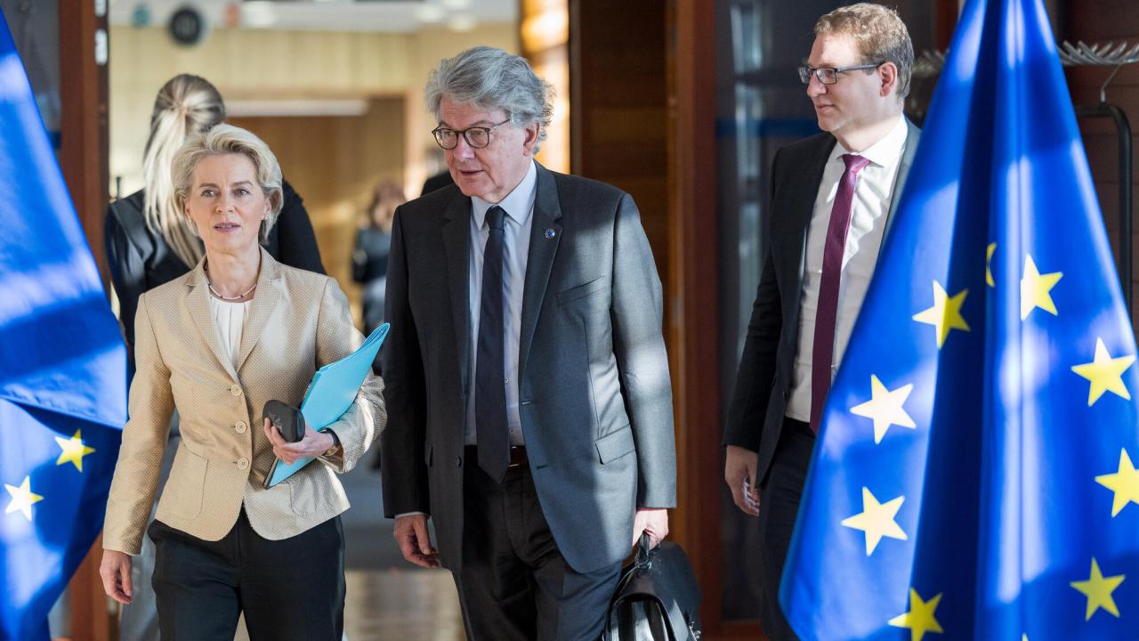 EU-kommissionens ordförande Ursula von der Leyen efter mötet med EU-kommissionen på onsdagen, ett möte som beslutade att föreslå medlemsländerna nya sanktioner mot Ryssland.