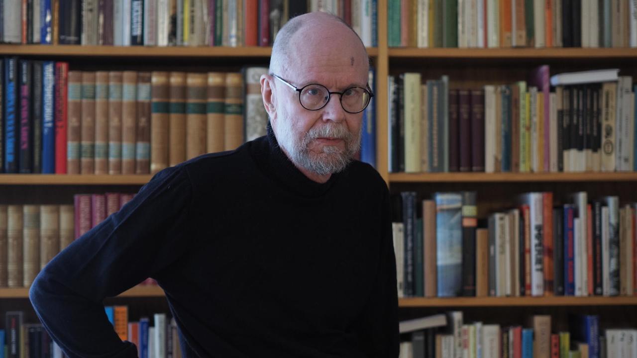 Professor emeritus i statskunskap vid Uppsala universitet, Anders Westholm, menar att Vladimir Putin får allt svårare att backa från den situation han skapat  utan att riskera skada sig själv eller omvärlden.